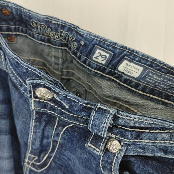 Miss Me Signature Skinny Jeans Womens 29 Medium Wash Studded.
Waist 16"
Rise 8.5 - Picture 4 of 8